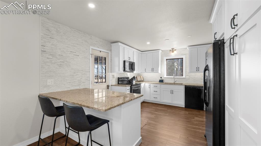 Image 18 of 39: Kitchen