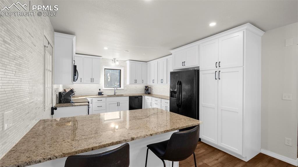 Image 19 of 39: Kitchen