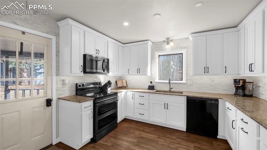 Image 20 of 39: Kitchen