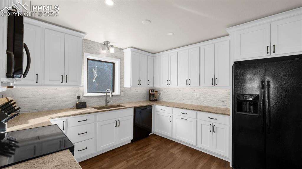 Image 21 of 39: Kitchen