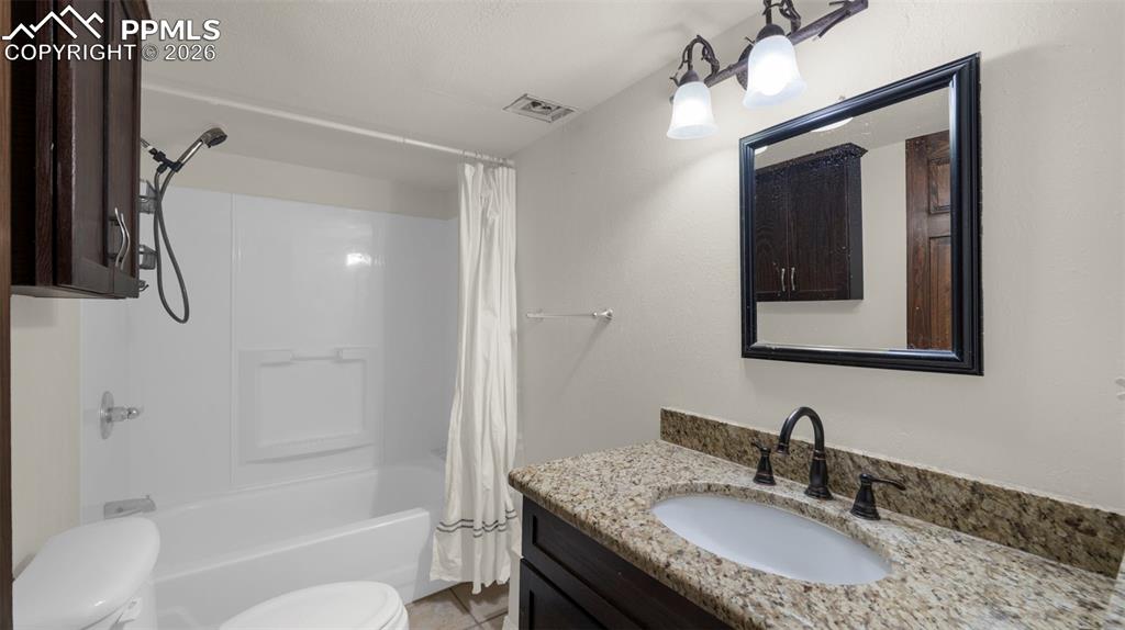 Image 26 of 39: Bathroom