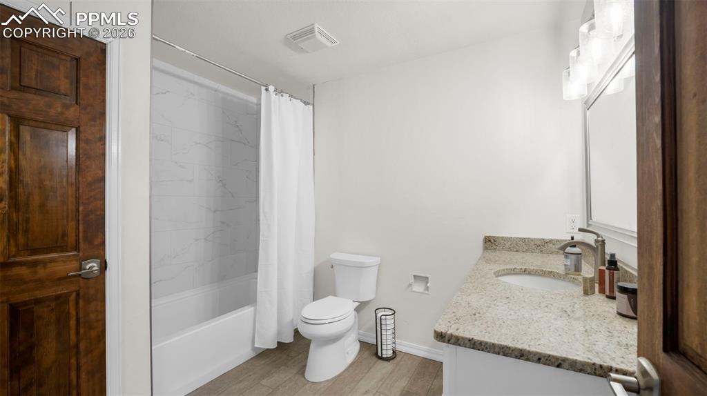 Image 29 of 39: Bathroom