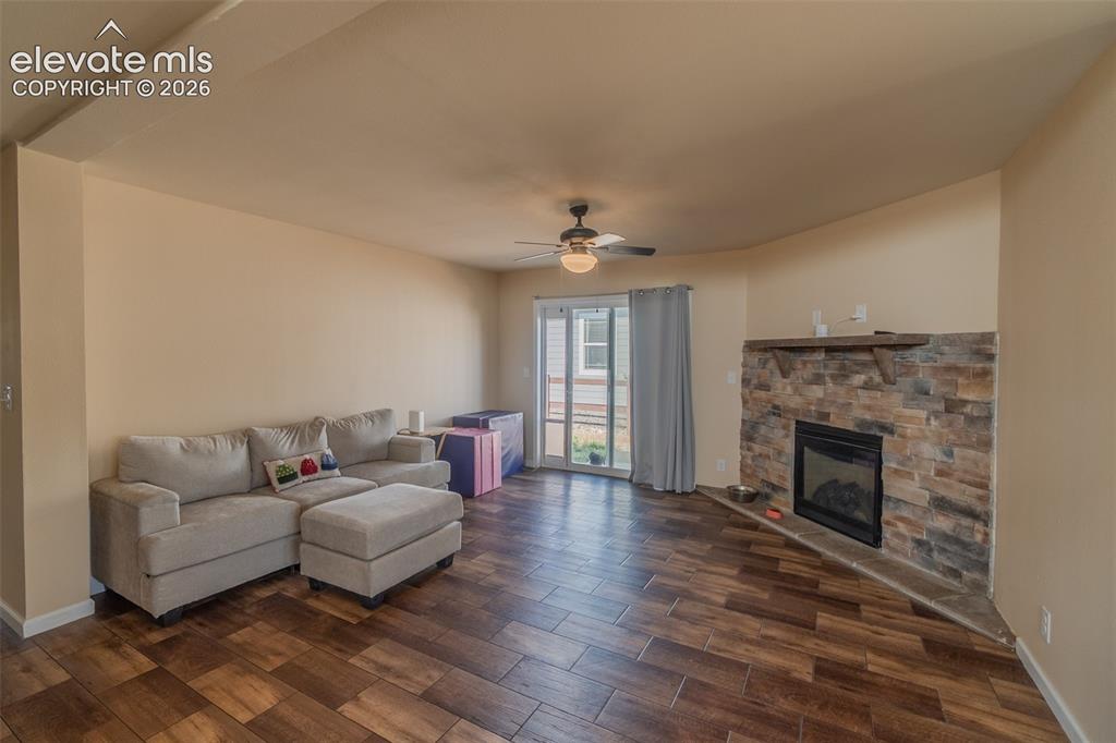 Image 19 of 24: Living Room