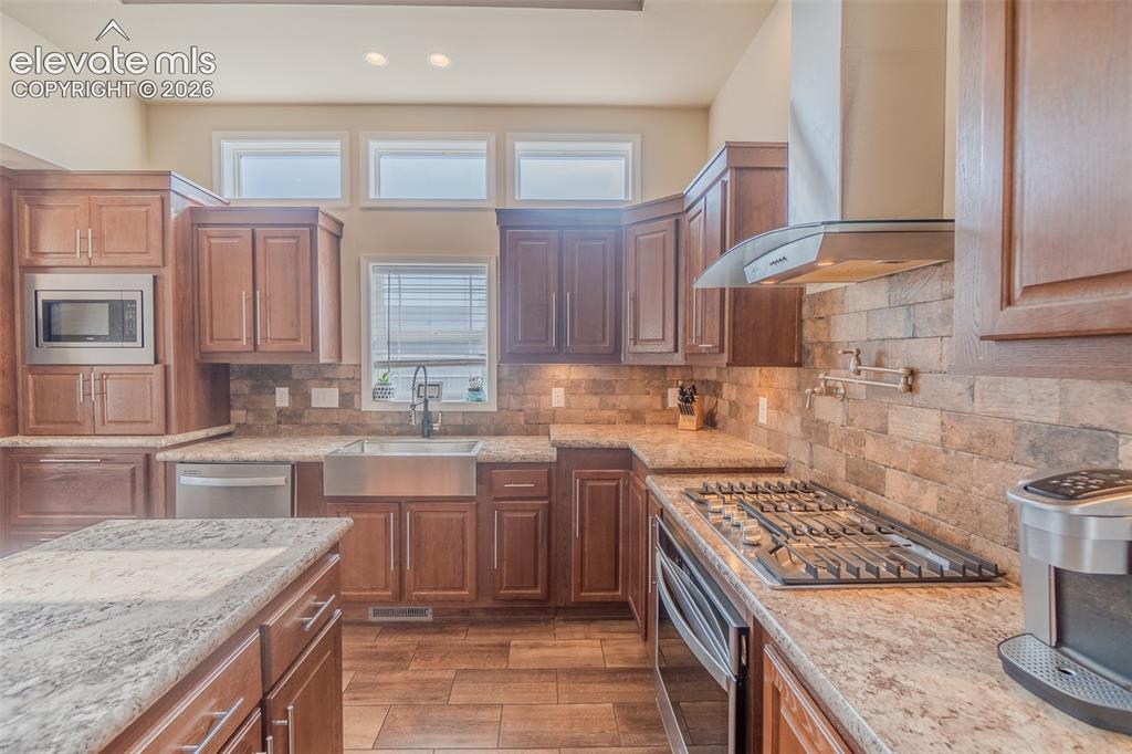Image 2 of 24: Kitchen