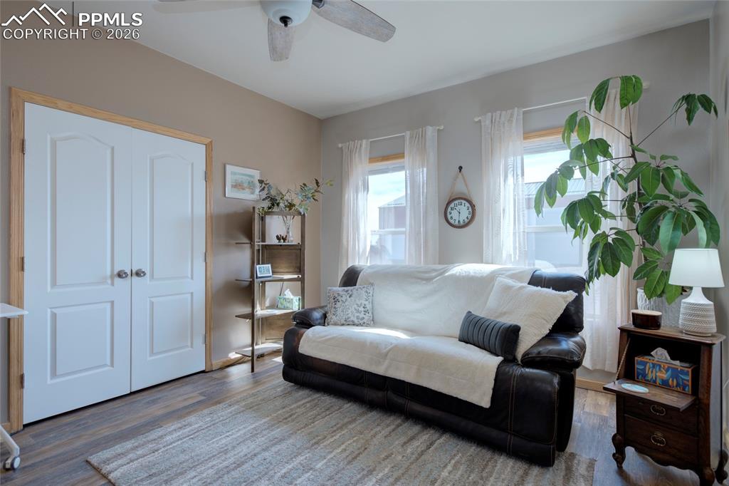 Image 10 of 50: Sitting Room