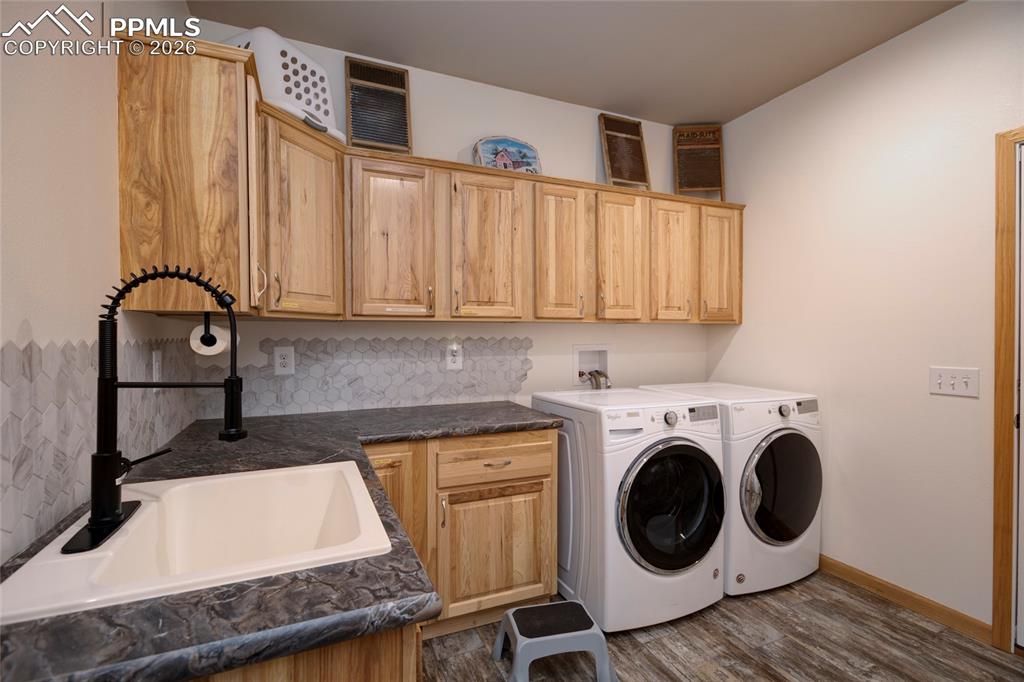 Image 12 of 50: Laundry