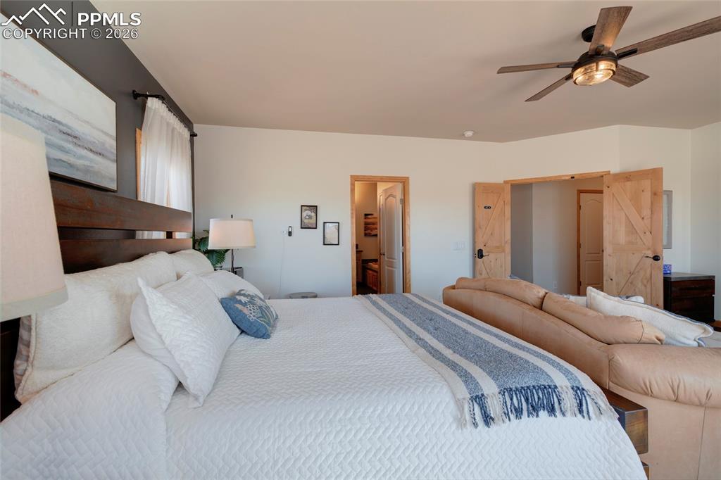 Image 14 of 50: Bedroom