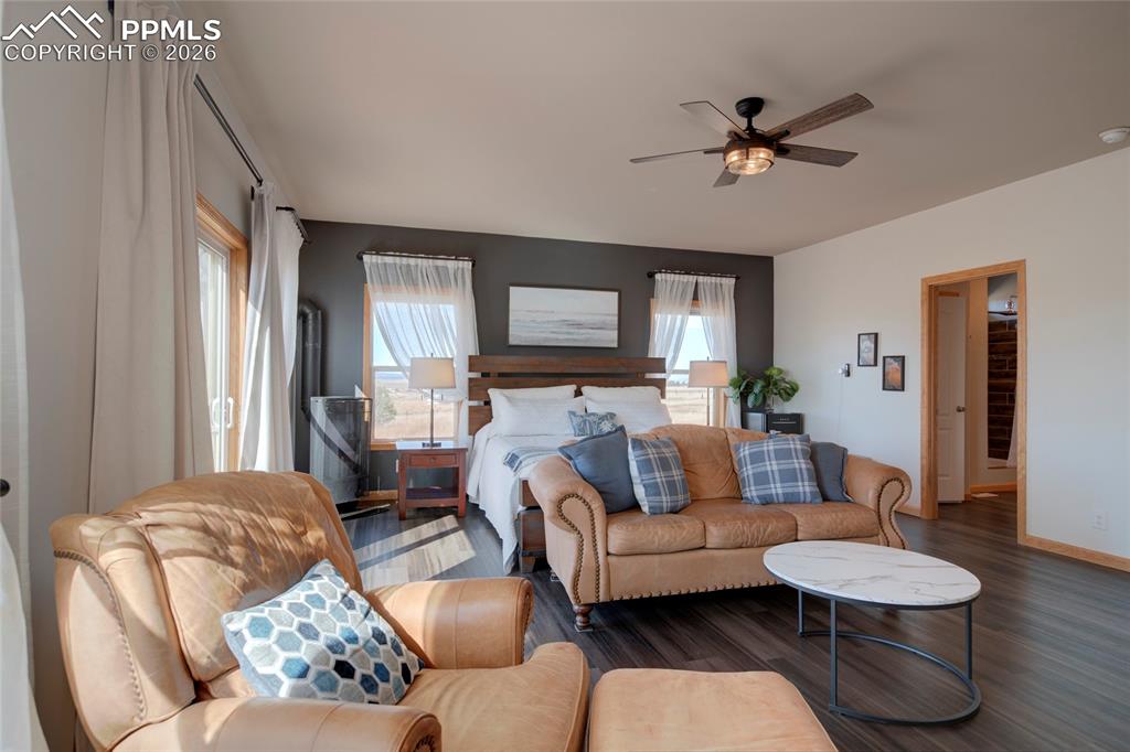 Image 15 of 50: Bedroom