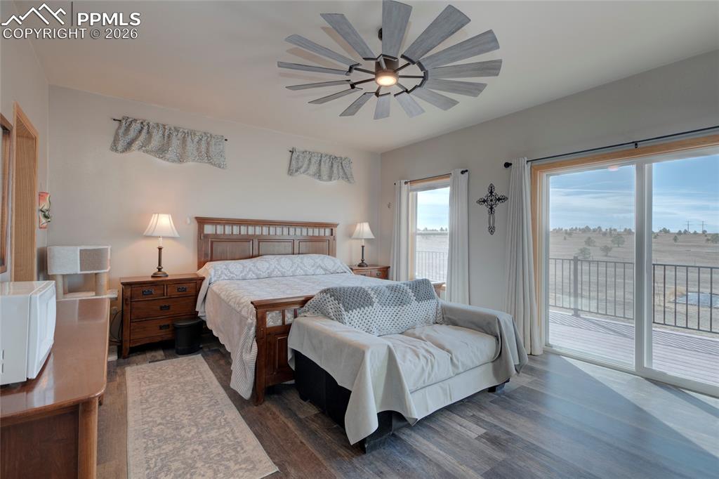 Image 16 of 50: Bedroom