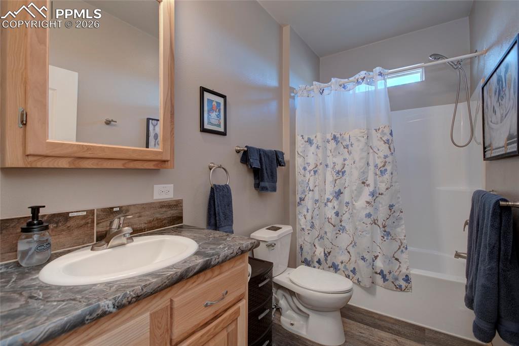 Image 19 of 50: Bathroom