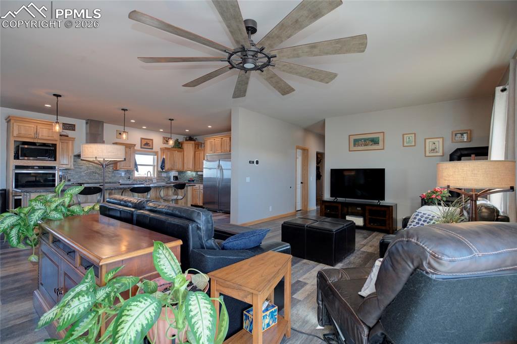 Image 20 of 50: Living Room