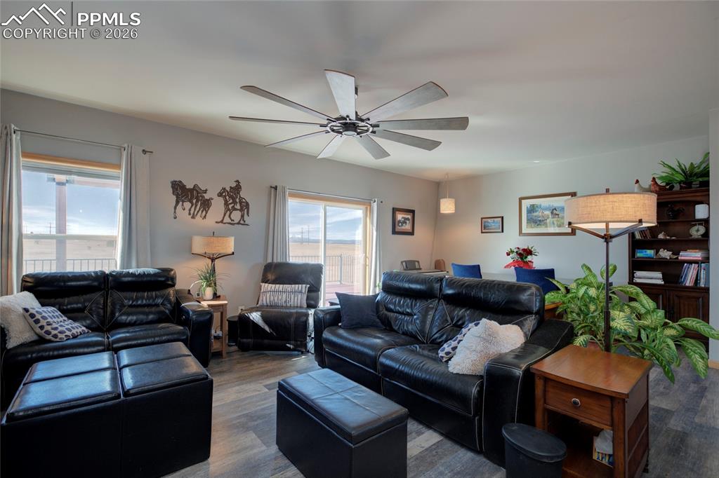 Image 21 of 50: Living Room