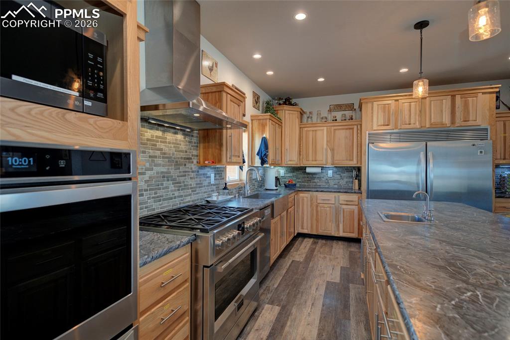 Image 22 of 50: Kitchen