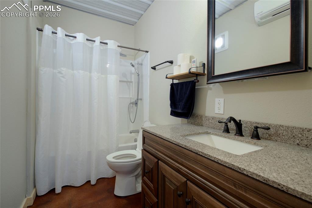 Image 25 of 50: Bathroom