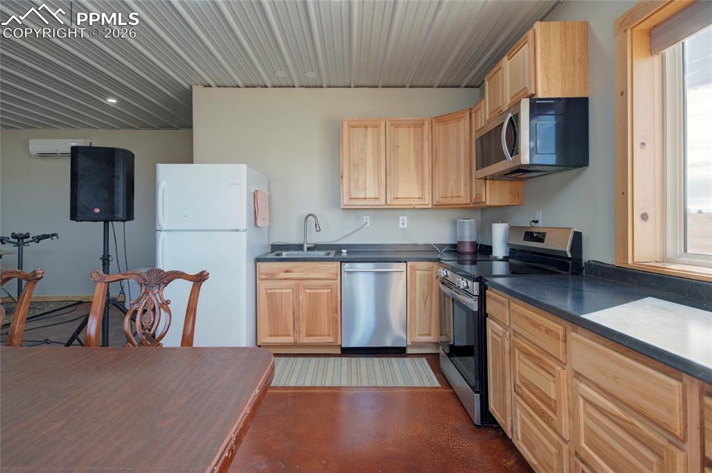 Image 26 of 50: Kitchen