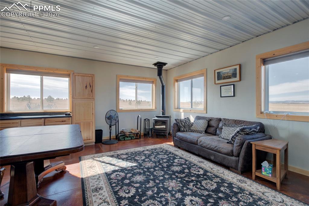 Image 28 of 50: Living Room