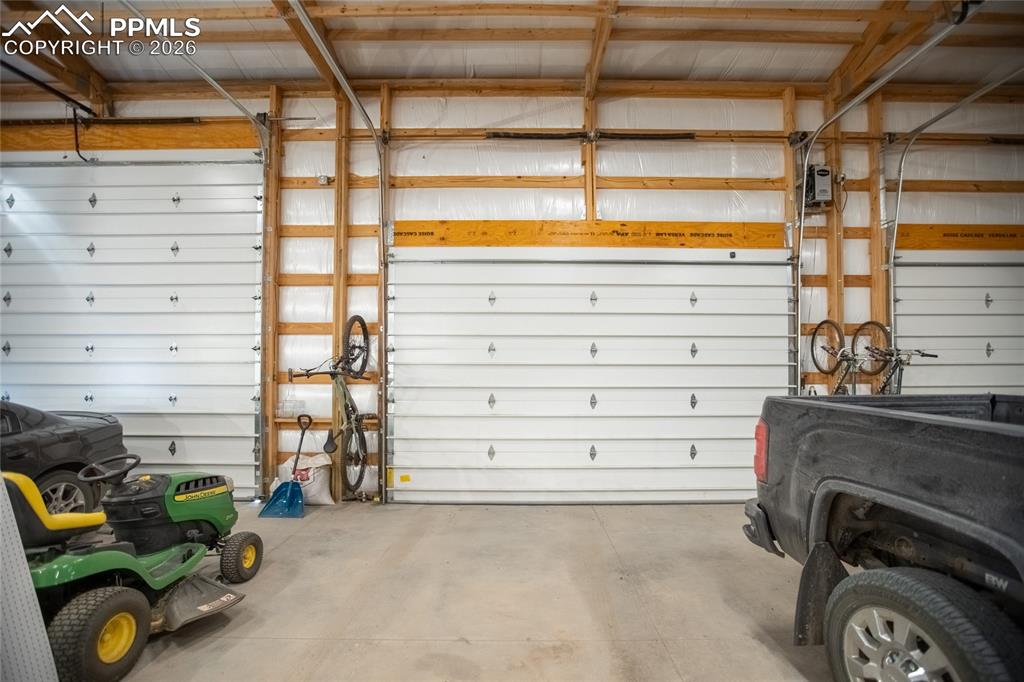 Image 32 of 50: Garage