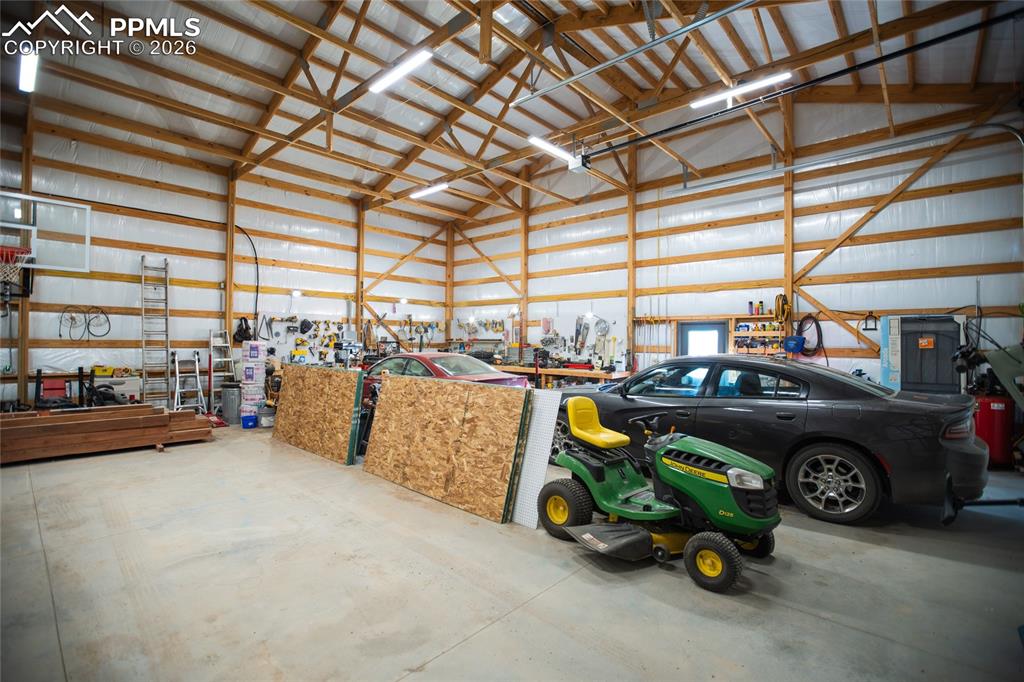 Image 33 of 50: Garage