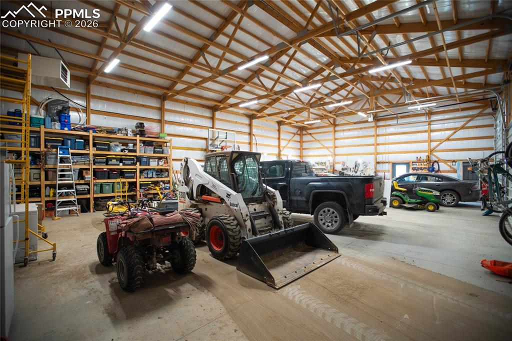 Image 34 of 50: Garage