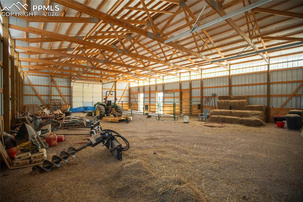 Image 42 of 50: Garage