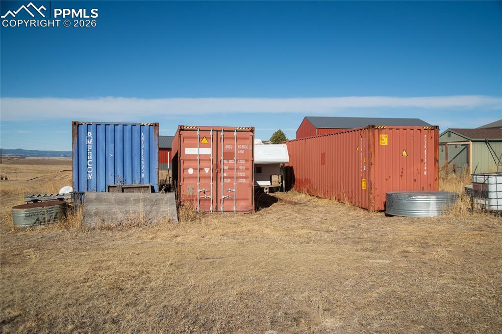 Image 45 of 50: Yard