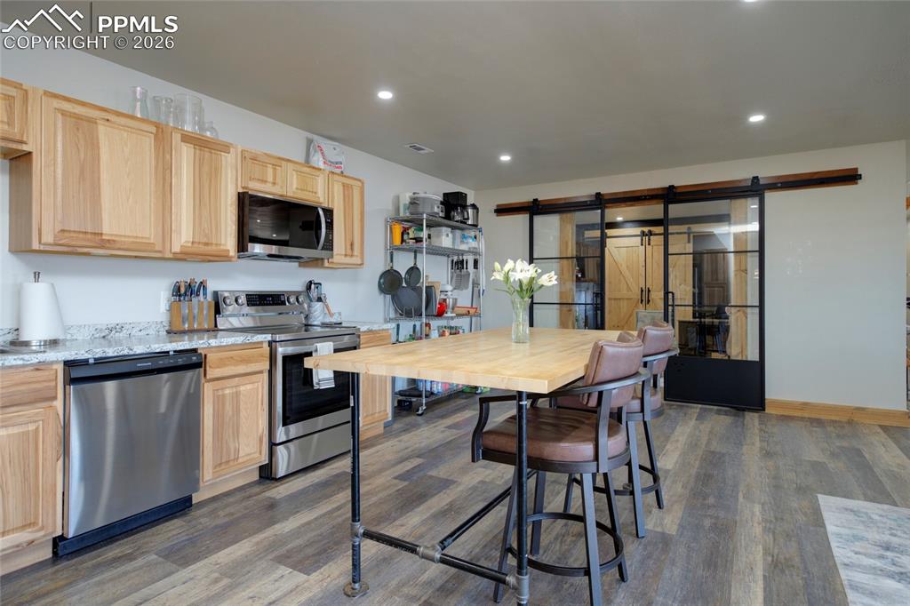 Image 6 of 50: Kitchen