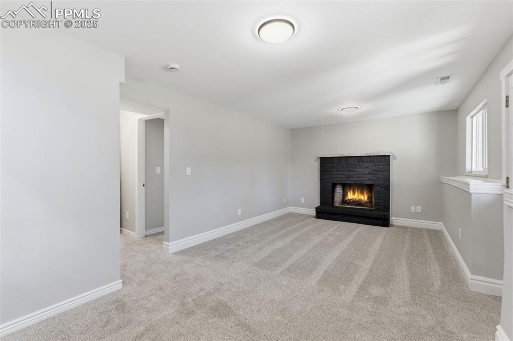 Image 20 of 37: Living Room