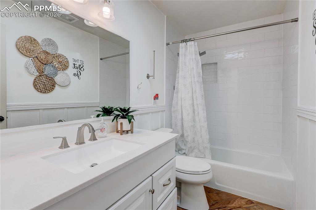 Image 14 of 26: Bathroom