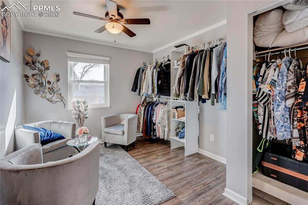 Image 16 of 26: Closet