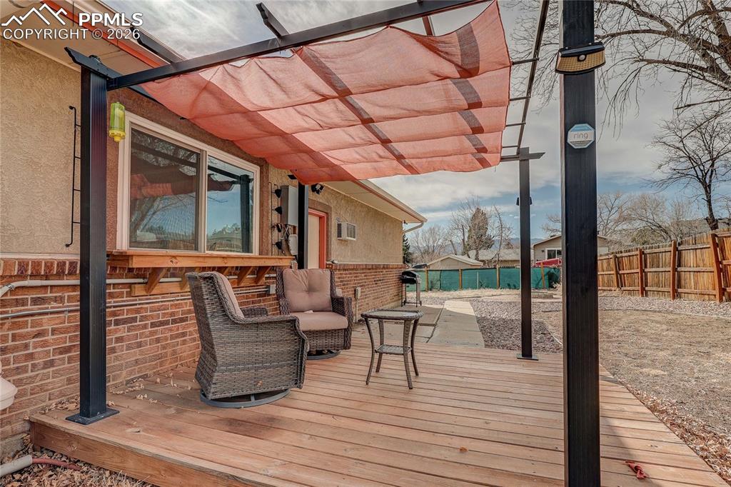 Image 25 of 26: Deck