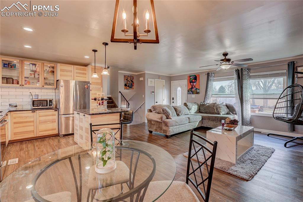 Image 7 of 26: Dining Area