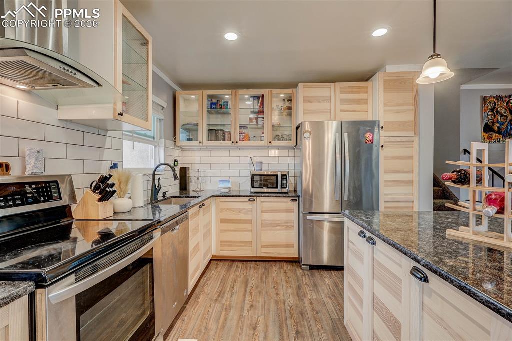 Image 9 of 26: Kitchen