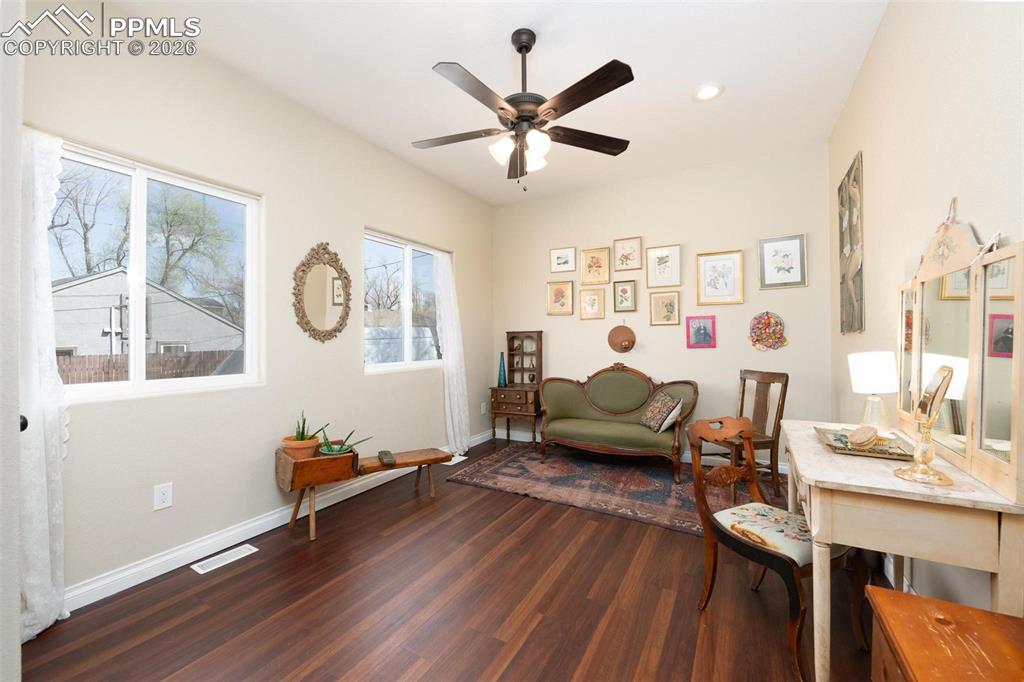 Image 11 of 26: Bedroom