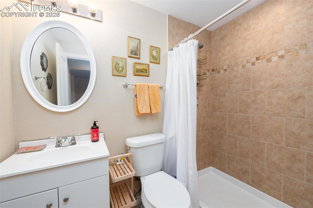 Image 18 of 26: Bathroom