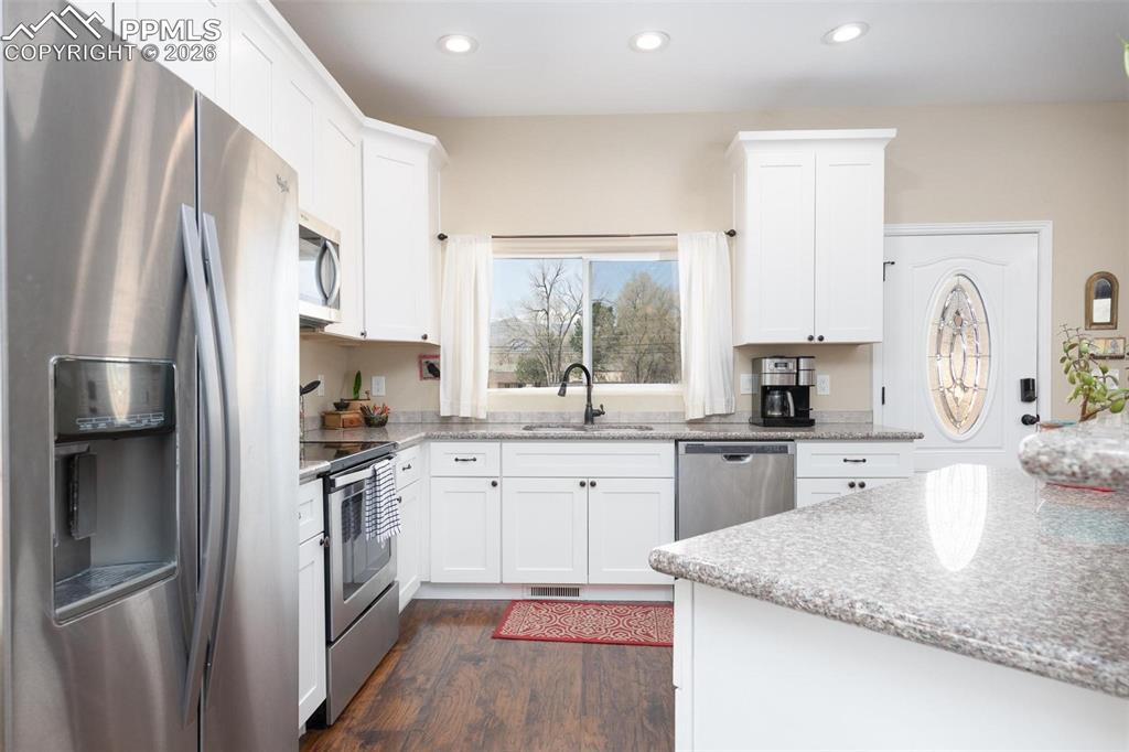 Image 7 of 26: Kitchen