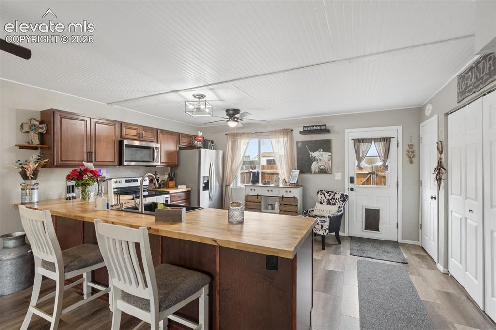 Image 15 of 33: Kitchen