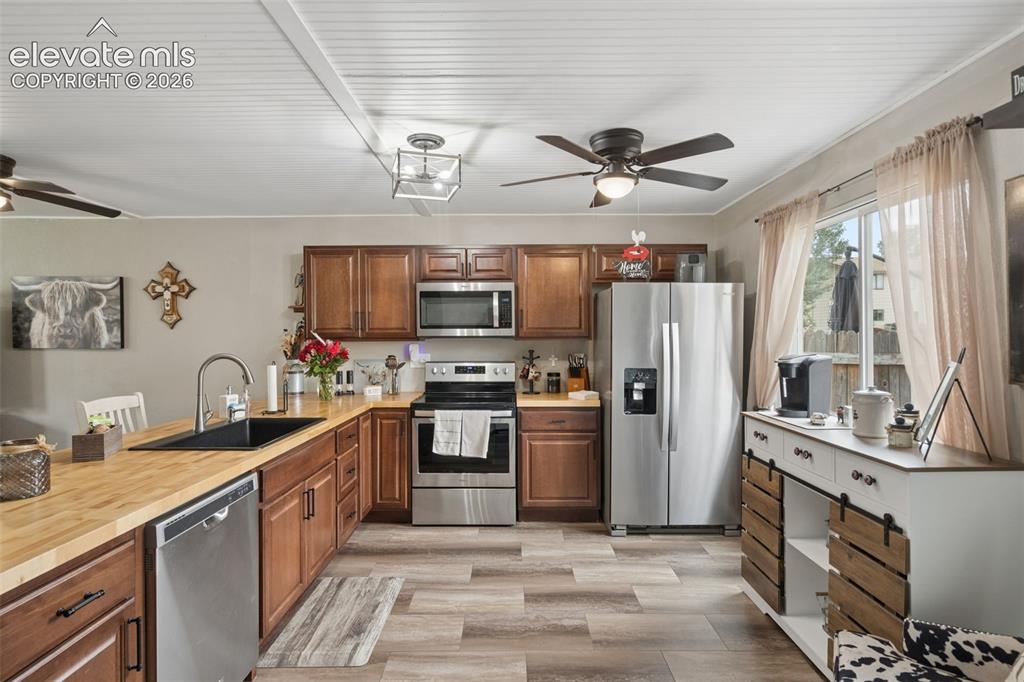 Image 17 of 33: Kitchen