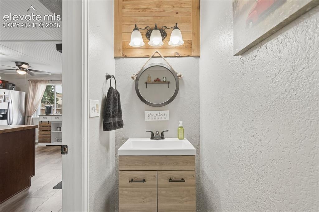 Image 18 of 33: Bathroom