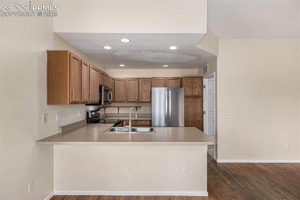 Image 10 of 26: Entertaining is a breeze with this open kitchen space