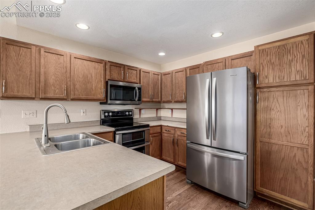 Image 8 of 26: Tons of cabinetry, this kitchen is move in ready