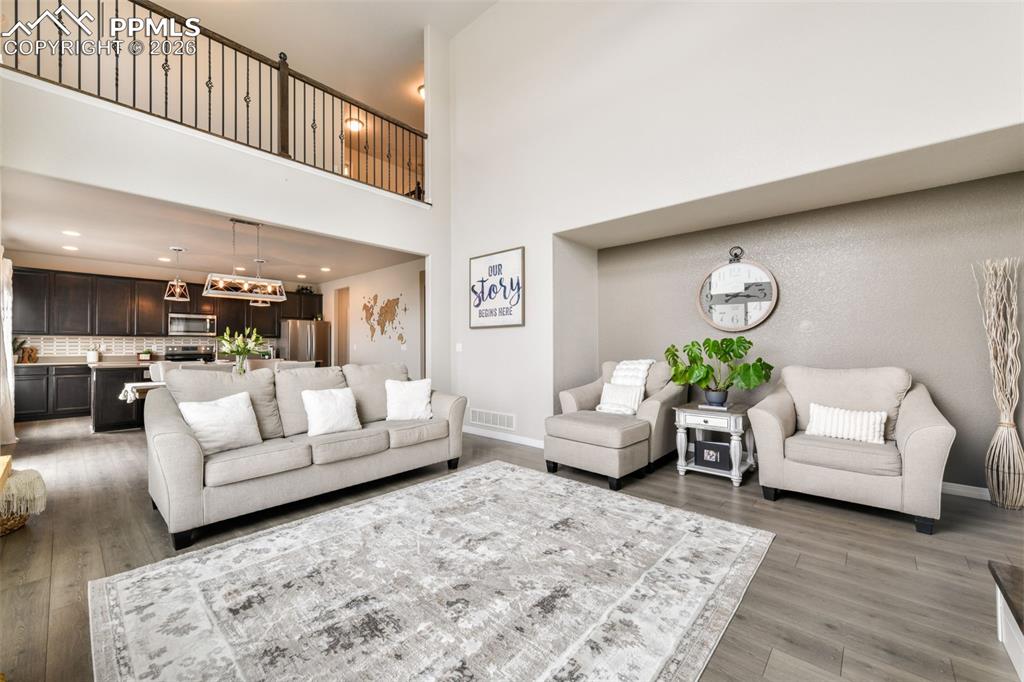 Image 18 of 50: Dining Area