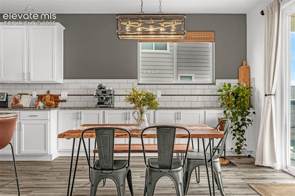 Image 14 of 49: Dining Area