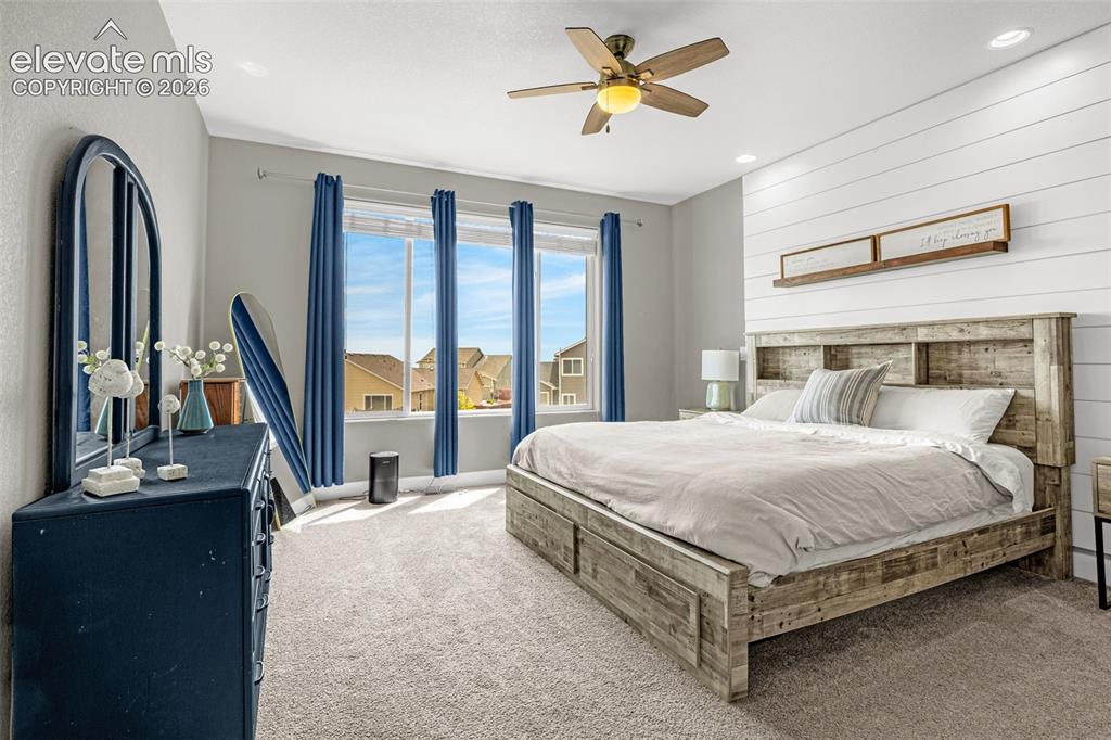 Image 17 of 49: Bedroom
