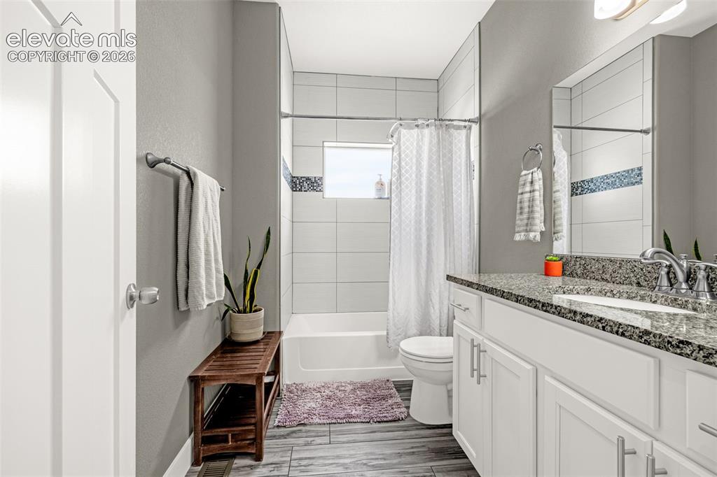 Image 33 of 49: Bathroom