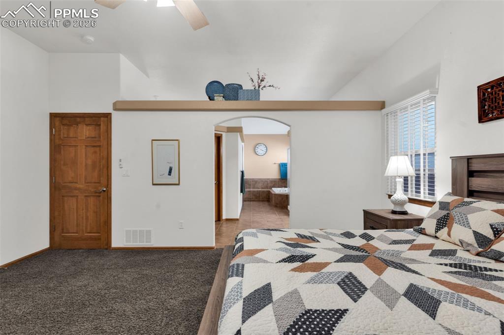 Image 35 of 50: Bedroom