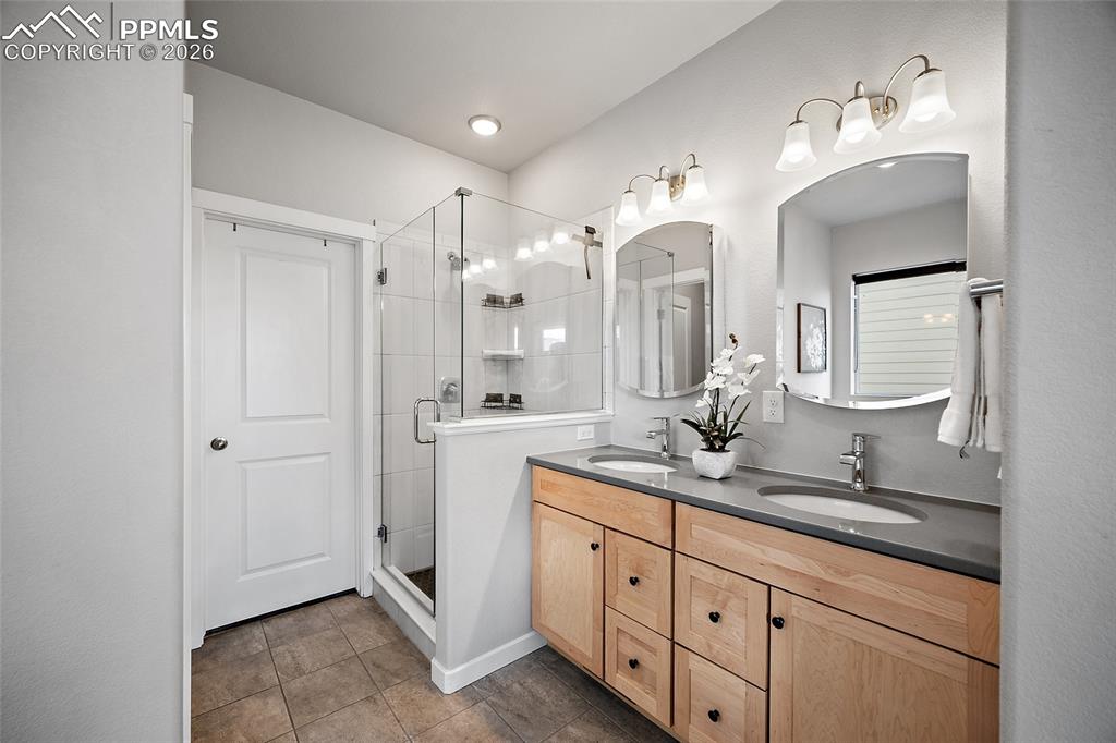 Image 16 of 50: Bathroom