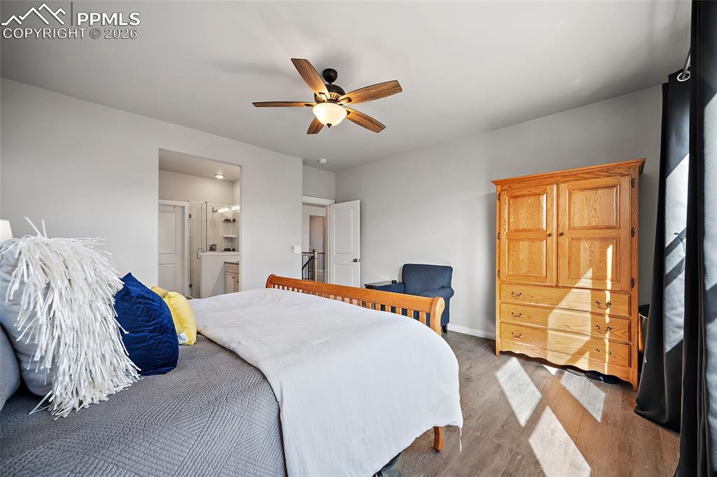 Image 19 of 50: Bedroom