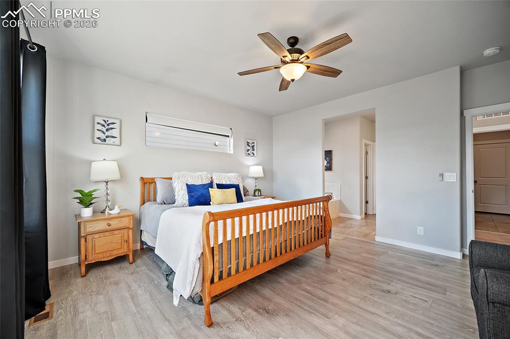 Image 20 of 50: Bedroom