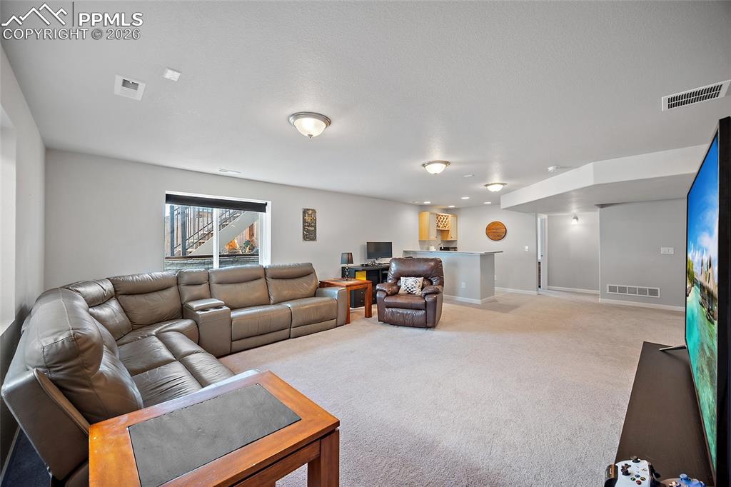 Image 27 of 50: Living Room