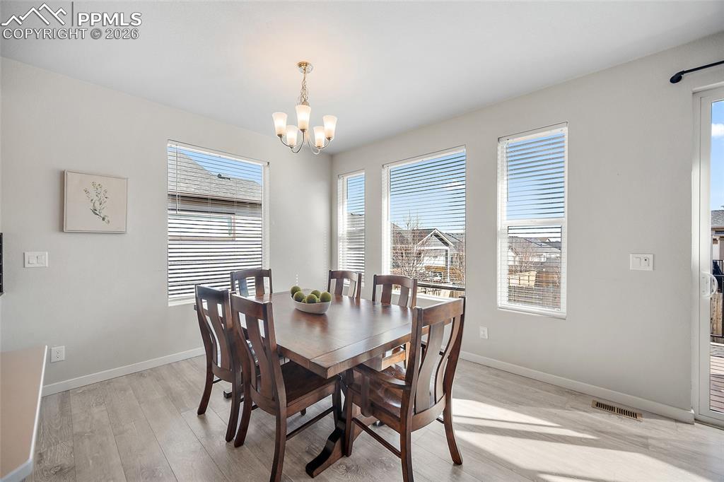 Image 6 of 50: Dining Area